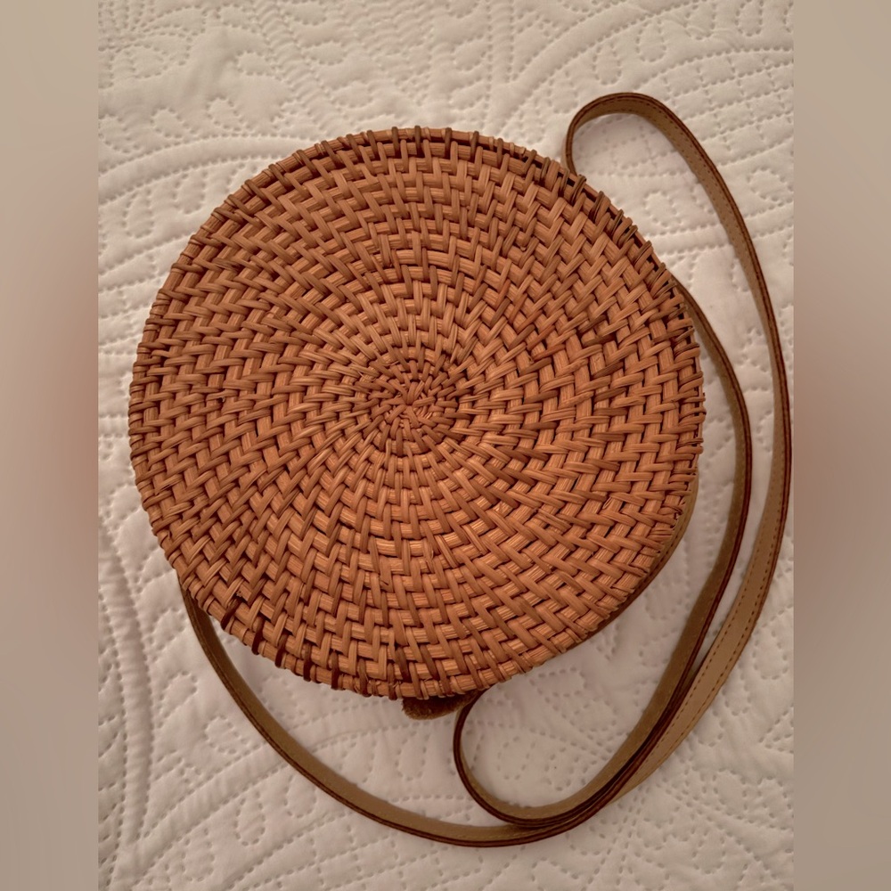 Handwoven Round Rattan Crossbody Bag Floral Fabric Inside Coastal Resortwear - Picture 2 of 8